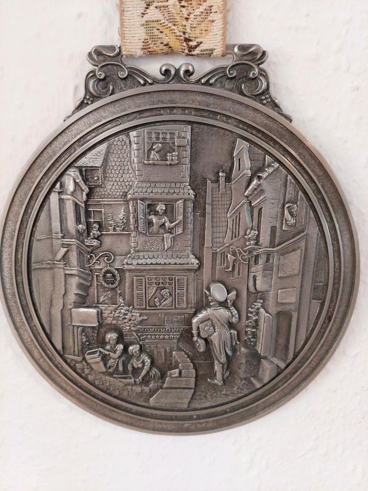 Runde Zinnmedaille Carl Spitzweg "Der Sonntagsspaziergang" in Wolfratshausen