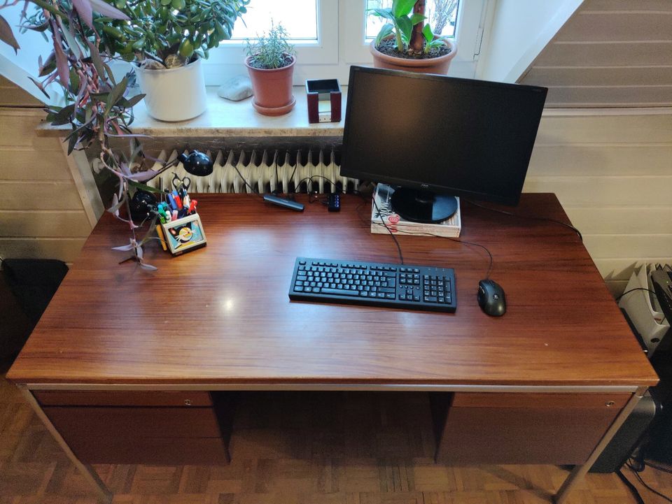 Schreibtisch aus Holz mit Metallgestell in München