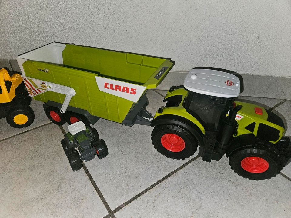 Dickie Toys-CLAAS Traktor mit Anhänger in Staufenberg