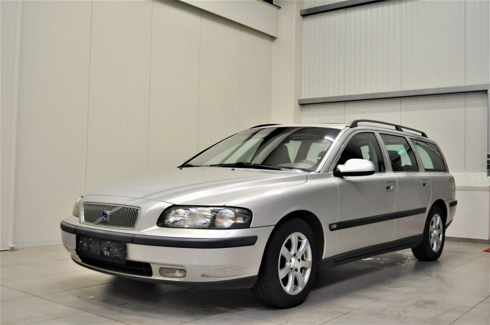 Volvo V70 Kombi 2.4 / AHK / TEILLEDER / LM-FELGEN in Steinfeld