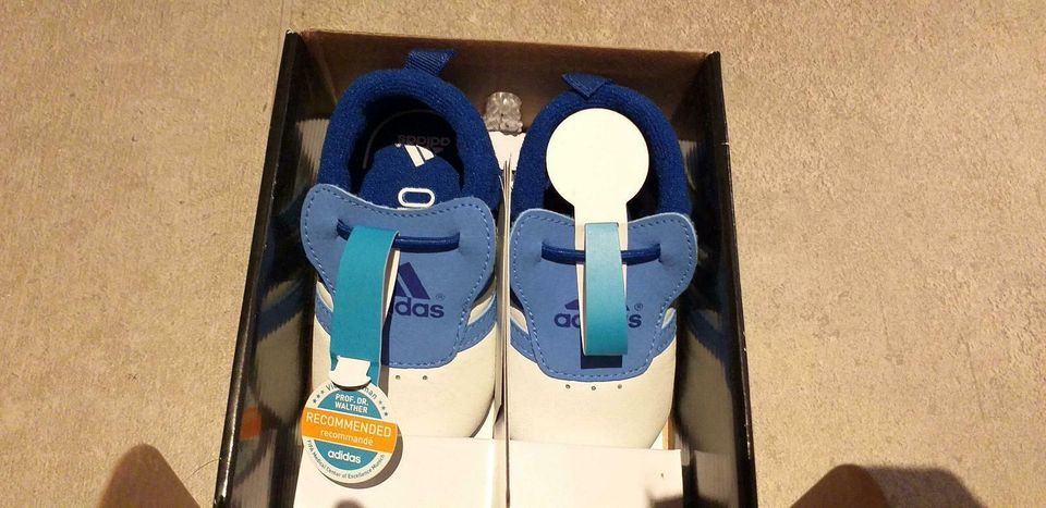 Adidas Babyschuhe Krabbelschuhe Gr. 18 neu in Schüttorf