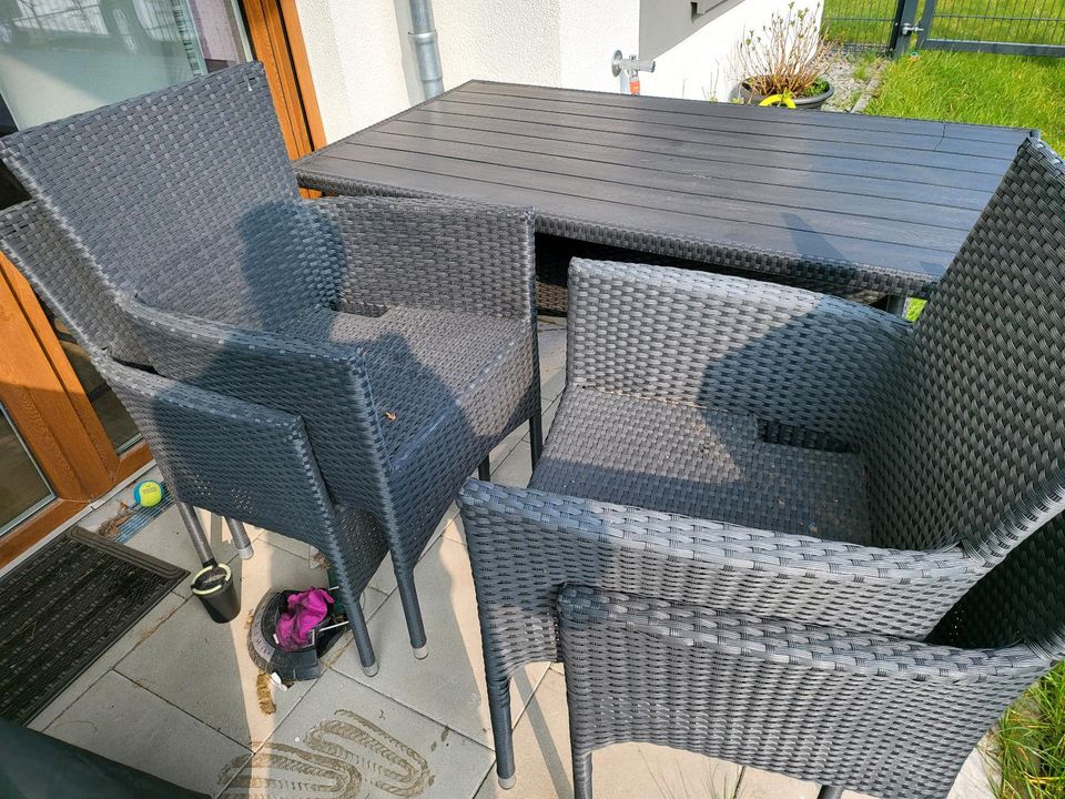 Gartentisch + vier passende Stühle in Duisburg