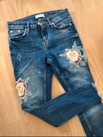 Zara Röhrenjeans mit Blumenstickereien Größe XS Neuhausen-Nymphenburg - Neuhausen Vorschau