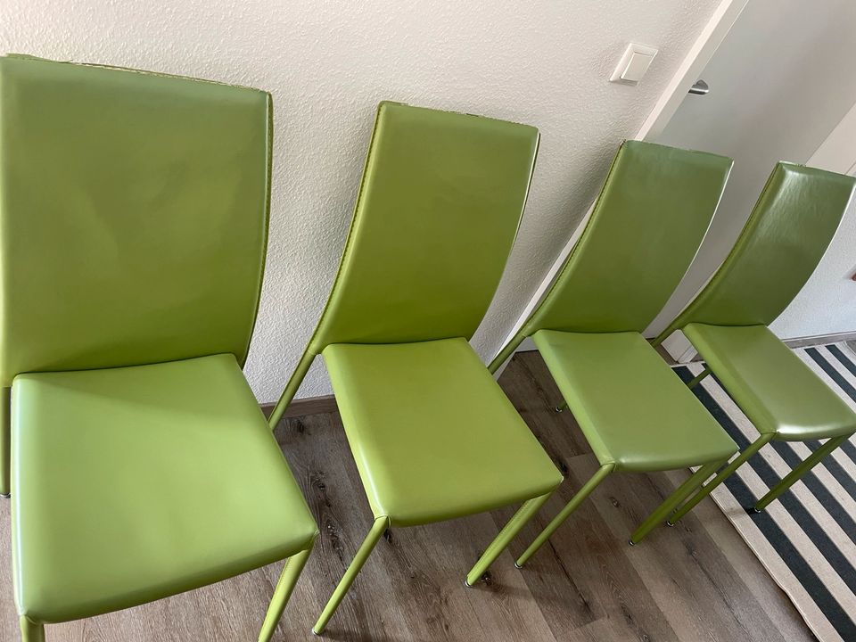 4 Stühle, grün, bequem, stapelbar in Frankfurt am Main