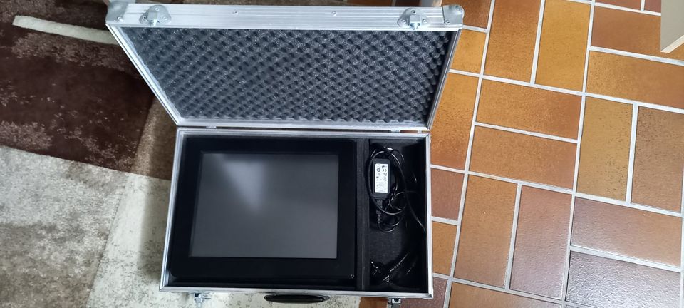 TFT Monitor ART TM-150 incl. Flightcase in Leupoldsgrün