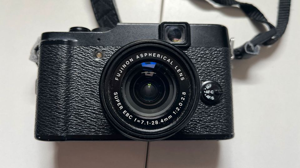 Fuji X10 Kamera mit Zubehör und OVP (kleiner Defekt) in Hamburg