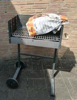 Holzkohle Grill mit einem fast vollen Sack Holzkohle Bielefeld - Heepen Vorschau