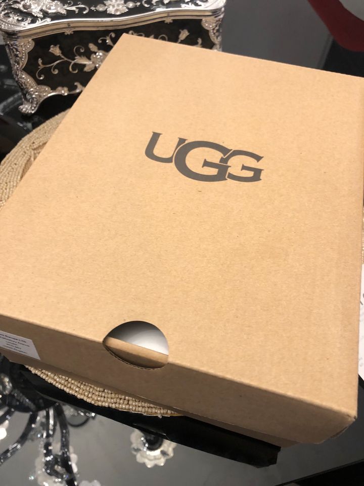 UGG Schuhe Neuwertig mit Schleife in Bingen