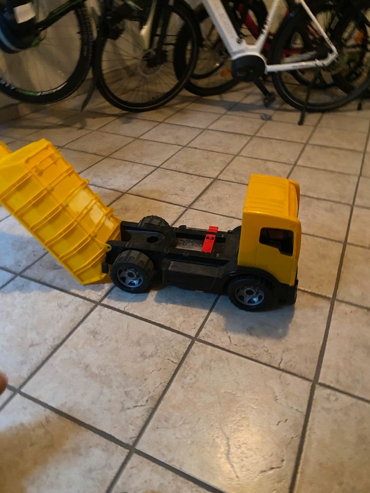 Kinderspielzeug Lkw mit kipper funktion in Böblingen