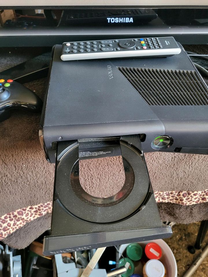 Xbox 360 plus Toshiba TV 107cm - einzeln oder zusammen in Neumünster