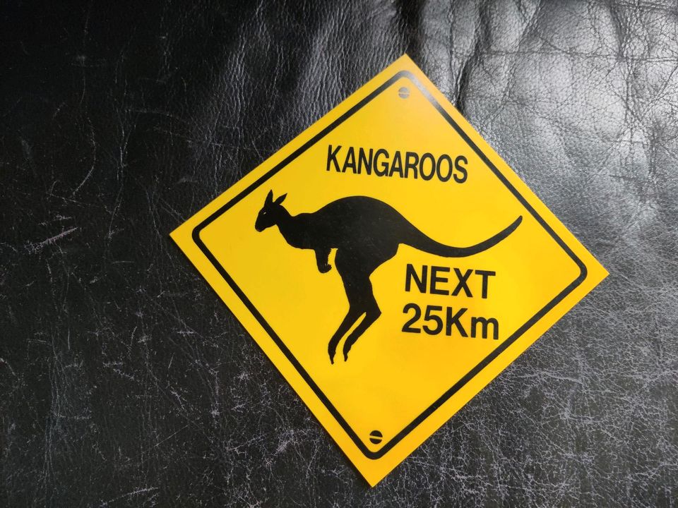 Schild Kangaroos next 25 km unbenutzt in Ahrensburg