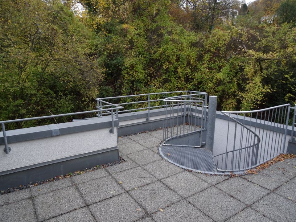 Großartige DG-Wohnung. Balkon. Dachterrasse-Spektakuläre Aussicht in Stuttgart