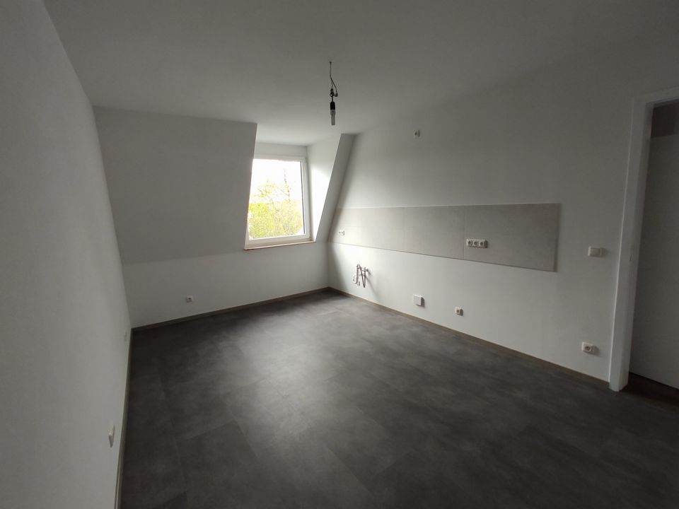 Kernsanierte DG-Wohnung mit 3,5 Zimmern und Balkon in Bochum