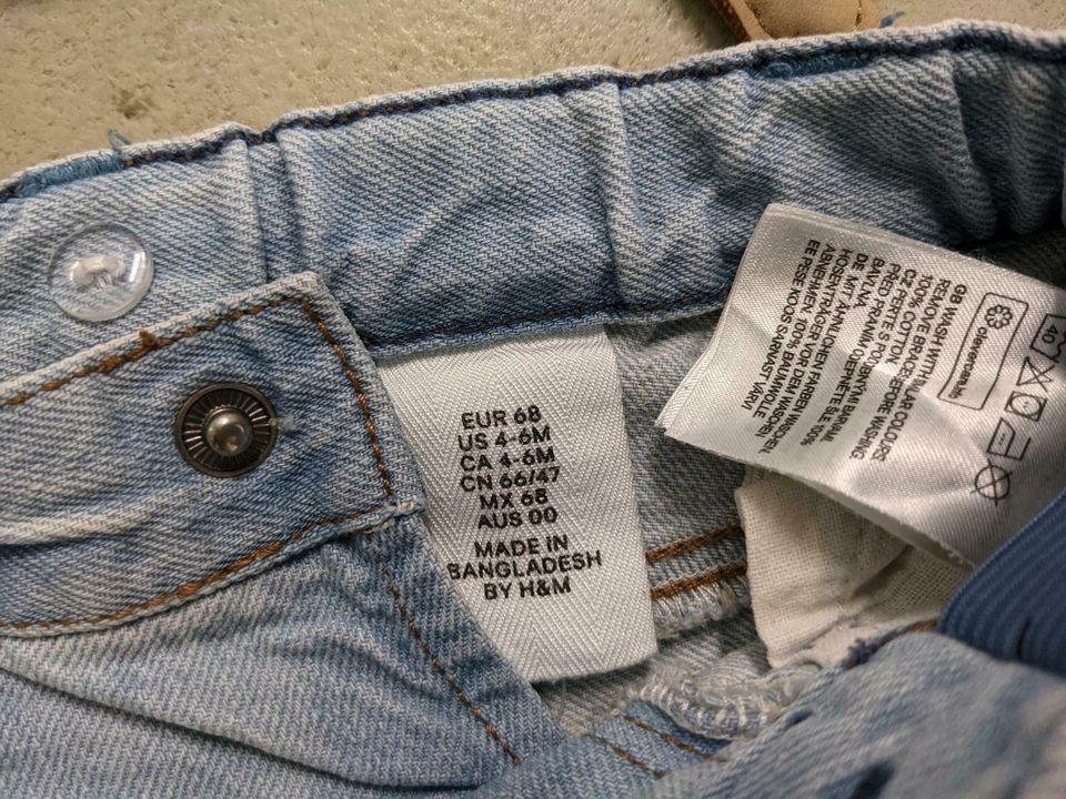 Jeanshose Kinder mit Hosenträger von H&M in Teningen