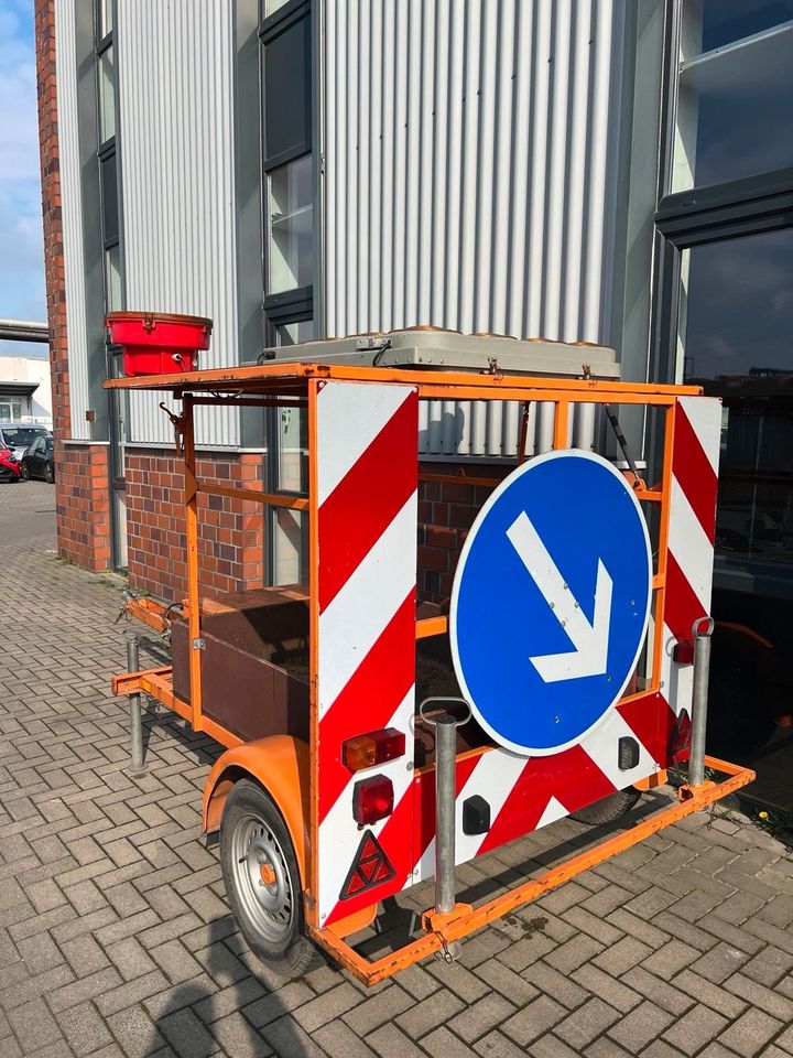 Verkehrsleittafel Absperrtafel Verkehrsleitanhänger 750kg in Essen