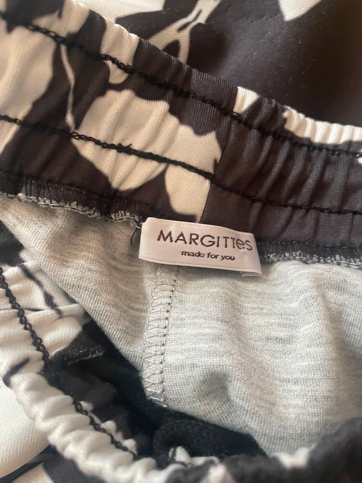 MARGITTES Jogpants Hose Blumen & Galonststreifen Gr. 36/ 38 in  Baden-Württemberg - Freiburg im Breisgau | eBay Kleinanzeigen ist jetzt  Kleinanzeigen