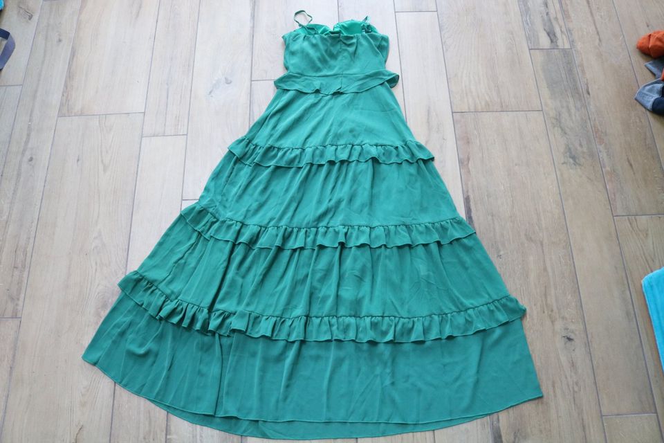 Grünes Kleid Gr. M mit Volants und Corsage, lang in Schleiz