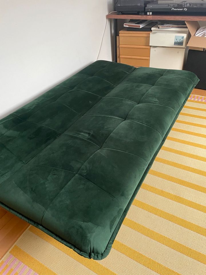 Schönes Retrosofa samtig grün in Frankfurt am Main