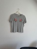 Graues T-Shirt mit Rosen-Applikationen Düsseldorf - Bilk Vorschau