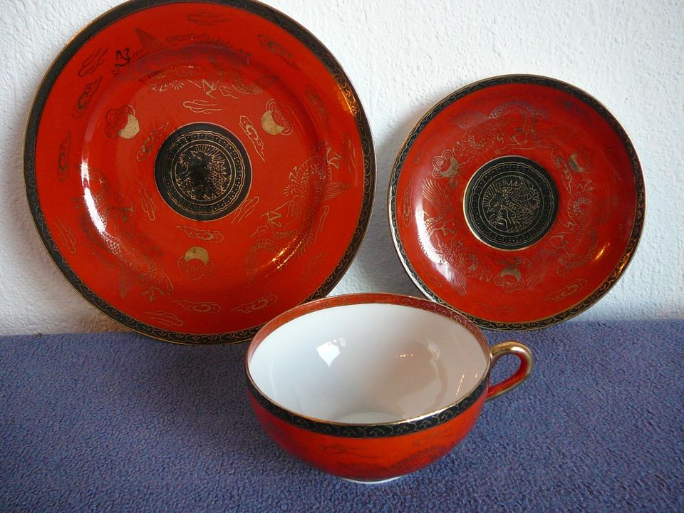 Gedeck Japan: Tasse,Untertasse,Teller; schwarz-rot-gold, Drache in Asendorf (bei Bruchhausen-Vilsen)