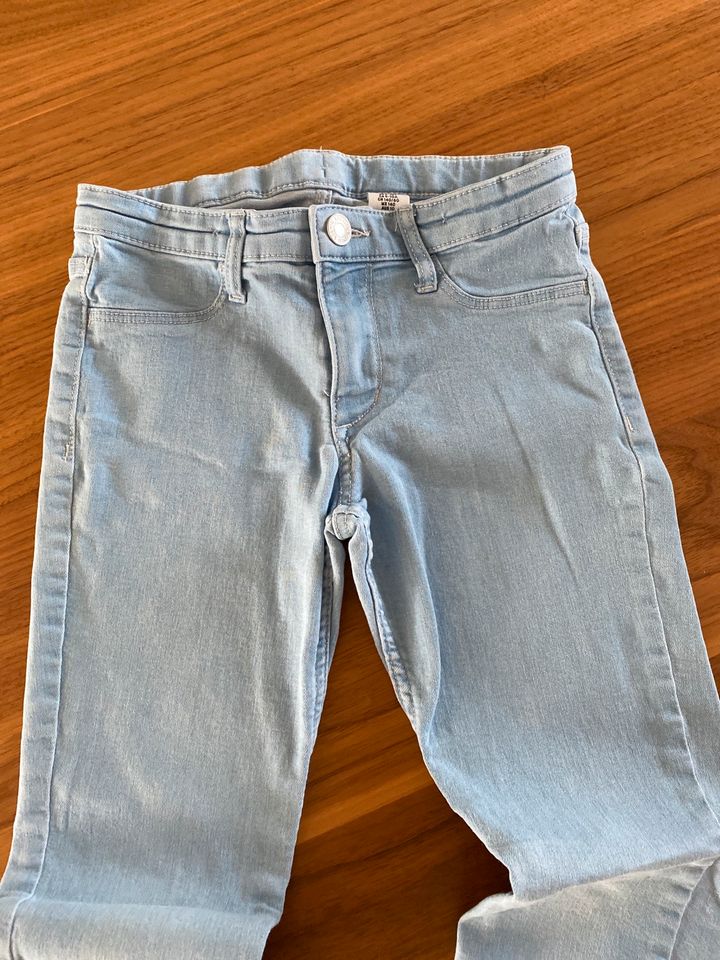 H&M jeans hellblau skinny fit, enger Beinabschluss 140 in Goch