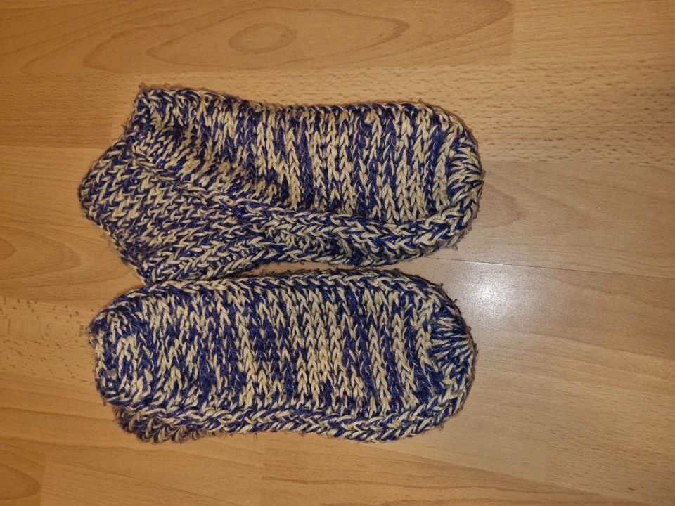 Selbestgestrickte Socken dick warm Hausschuhe in Plön 