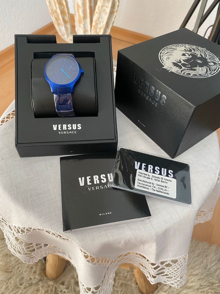 Versace versus Uhr in blau ungetragen in Pöschendorf