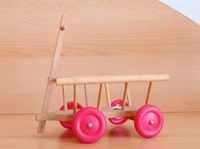 Holz Spielzeug kleiner Leiterwagen Bollerwagen Vintage Kunststoff Sachsen - Lengenfeld Vogtland Vorschau