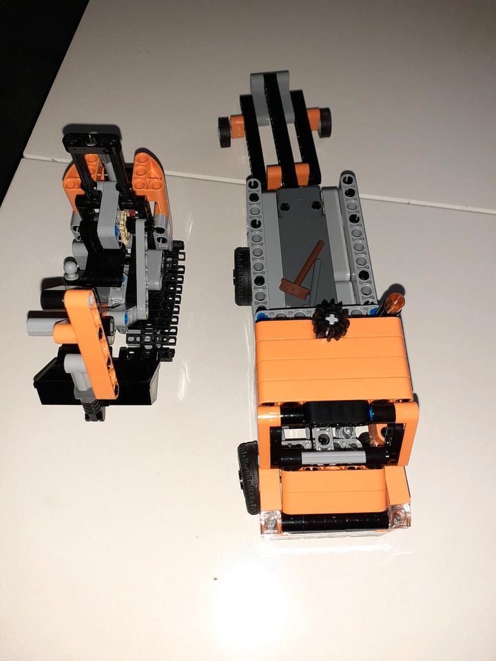 Lego Technik  Unimog mit  Bagger in Lensahn
