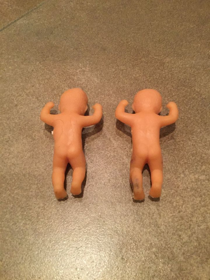 2 x alte Figur Baby Kind in Uettingen