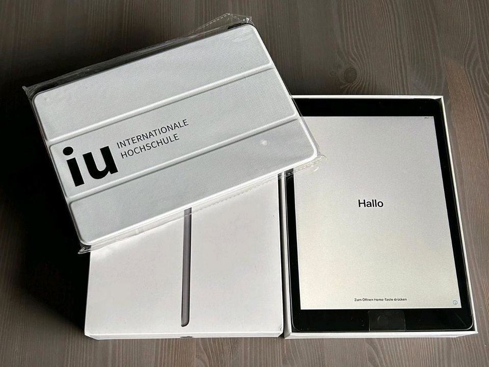 iPad 8. Generation Wi-Fi 32 gb Space Grey inkl. Schutzhülle in Hennef (Sieg)