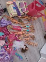 Viele Barbie Puppen und Auto mit Anhänger plus Kleide Brandenburg - Frankfurt (Oder) Vorschau