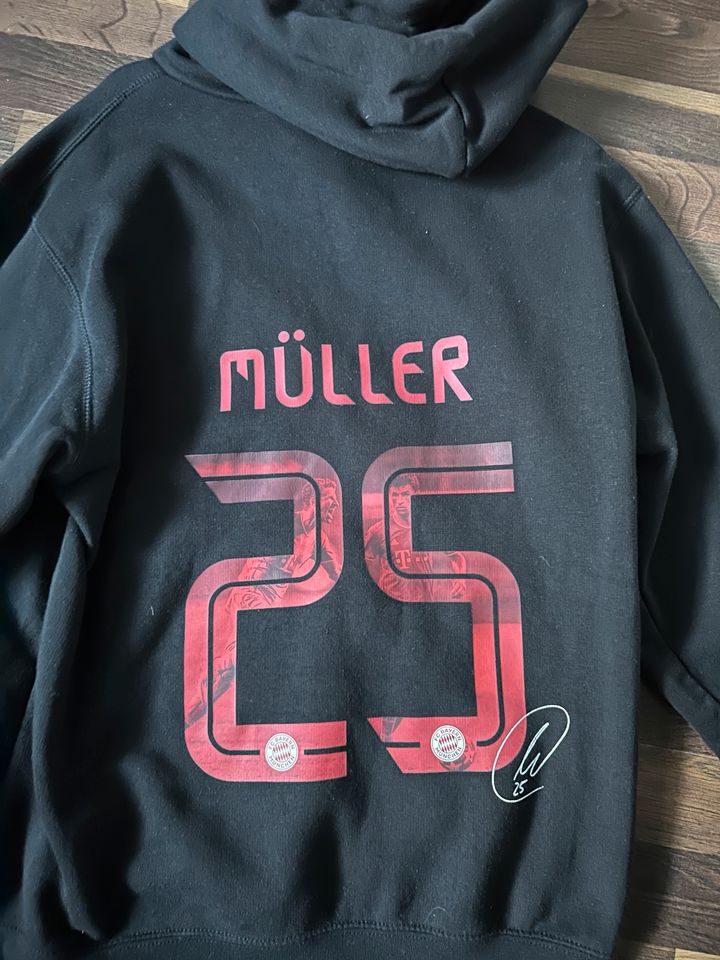 FC Bayern München Hoodie/Pulli Thomas Müller Gr. M in Saarbrücken