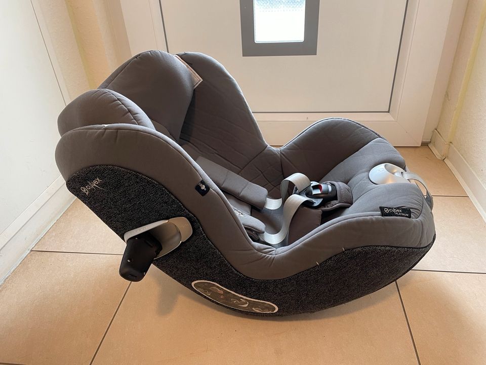 Cybex Sirona Z i-Size Kindersitze mit Cybex Base Z Station in Böblingen