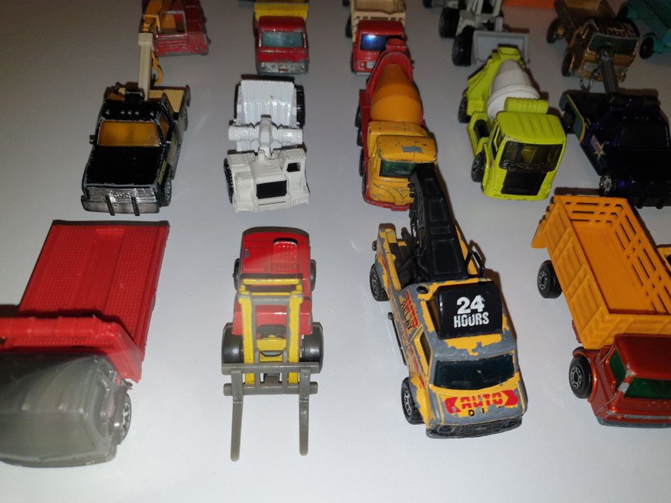 26 Spielzeug Matchbox Autos Sammlung Baustelle in Siegburg
