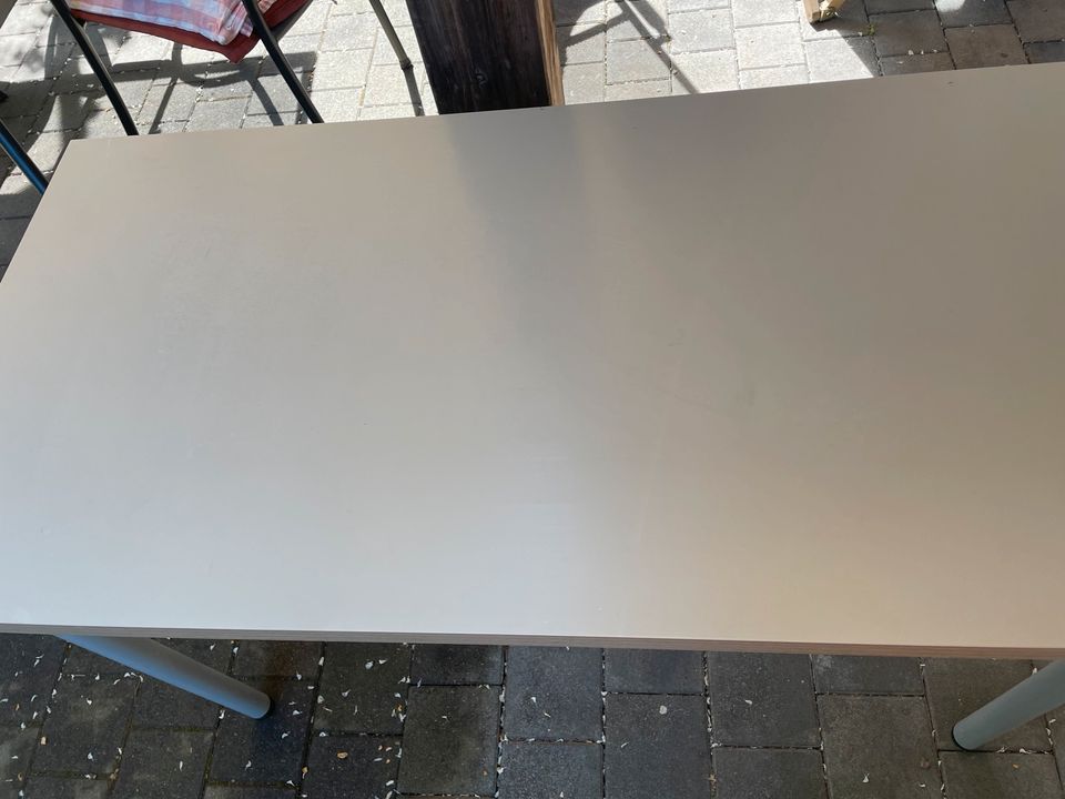 Einfacher Schreibtisch / Tisch von Ikea Linnmon / Adils in Berlin