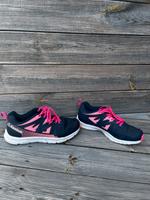 Pink-dunkelblaue Reebok Turnschuhe Hessen - Bad Hersfeld Vorschau