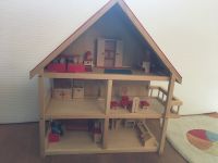 Puppenhaus Holz 73cm hoch mit Möbeln und Puppen Bayern - Gauting Vorschau