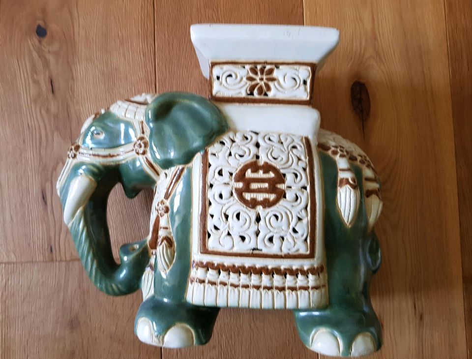 Elefant aus Keramik/ Blumenhocker/ Blumenständer in Sankt Augustin