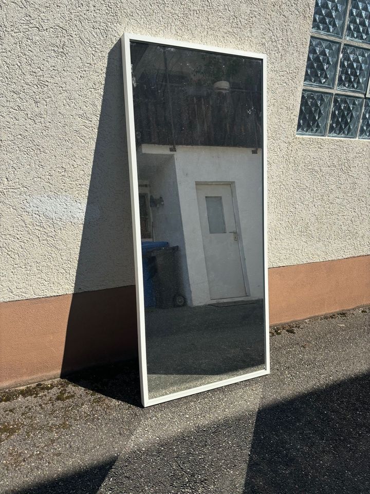 Spiegel mit Holzrahmen in Volkertshausen