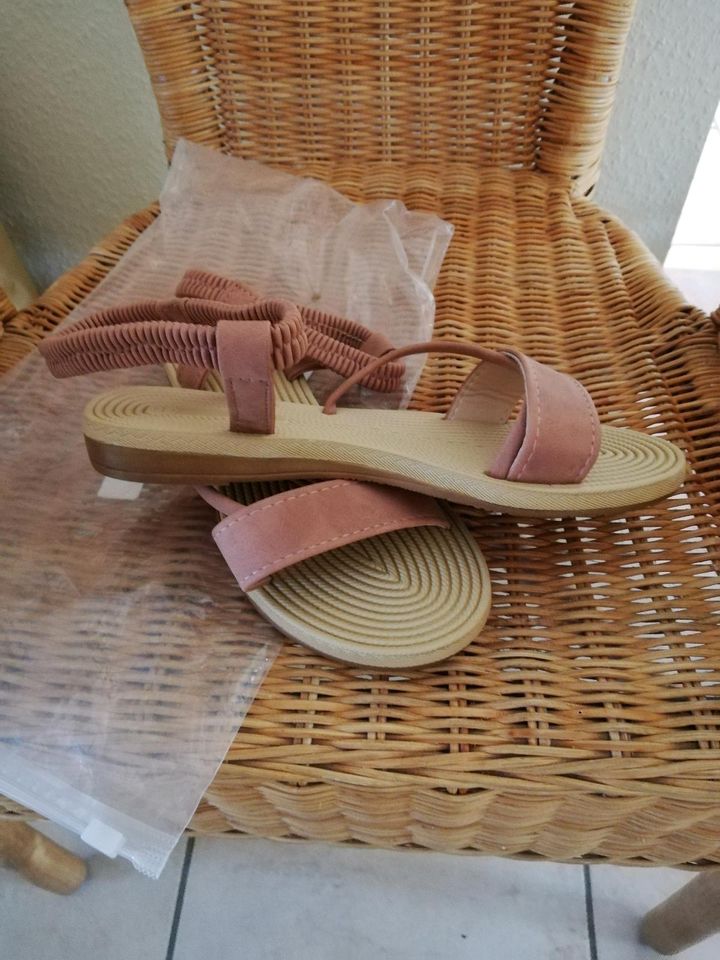 Sandalen Größe 35 zu verschenken in Issum