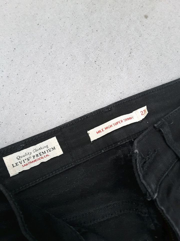 Levi's Jeans 23 schwarz in Meppen