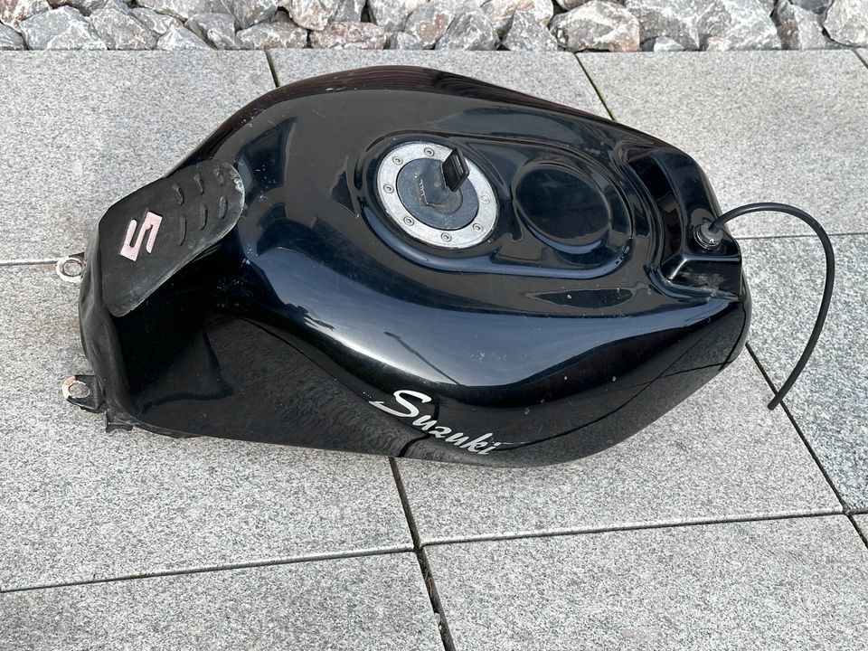 Suzuki GSXR 1100 GV73D Tank in Kalefeld