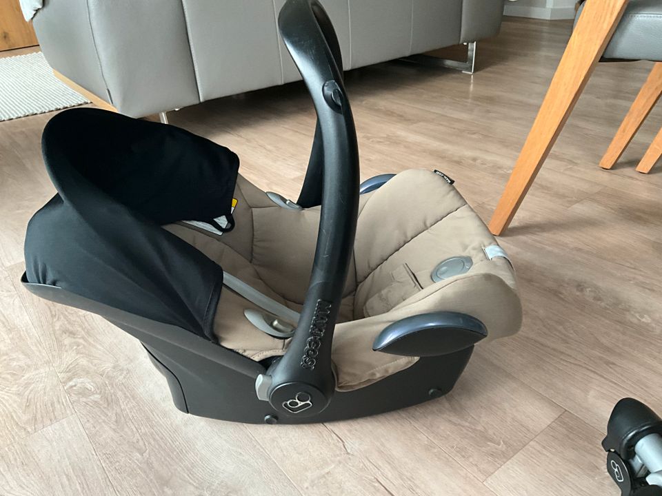 Babyschale Maxi + Cosi isoFix-Basis / Kinderschale / Auto in Magdeburg