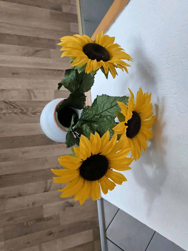 Blumenvase mit 3 Sonnenblumen in Landshut