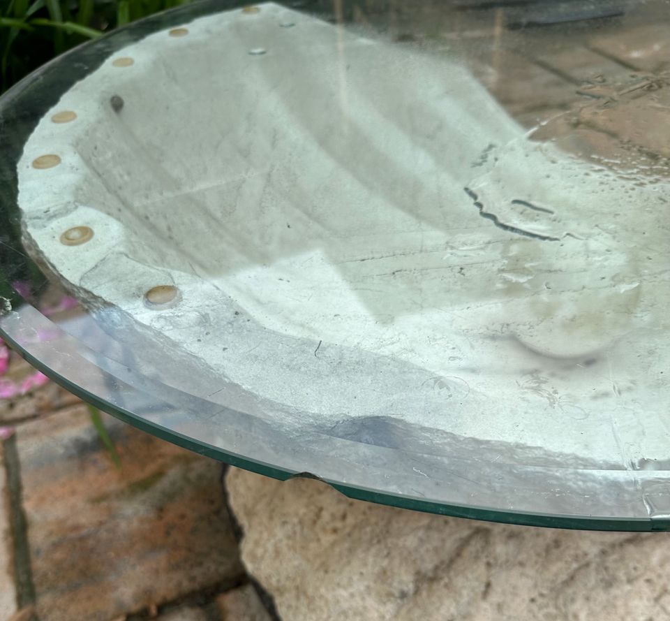 Steintisch Muschel mit Perle und runder Glasplatte „antike Optik“ in Dinslaken