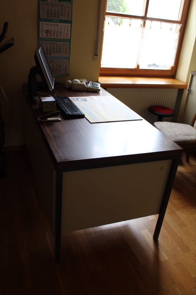 Massiver Schreibtisch in Neuwied
