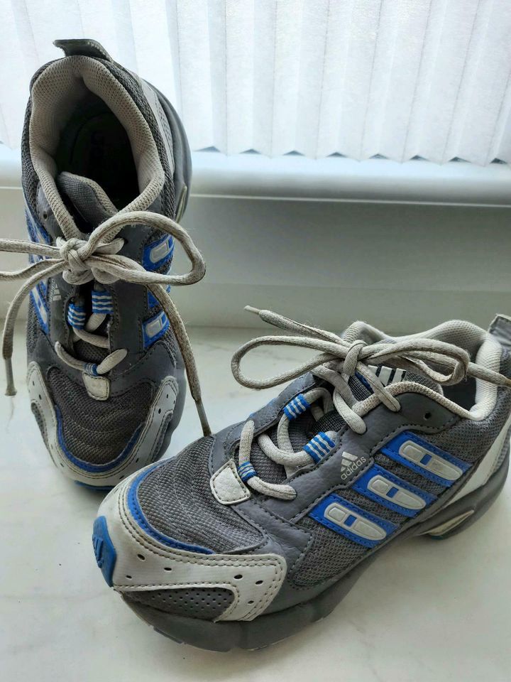 Adidas Turnschuhe hallentauglich Gr. 30 in Klingenthal