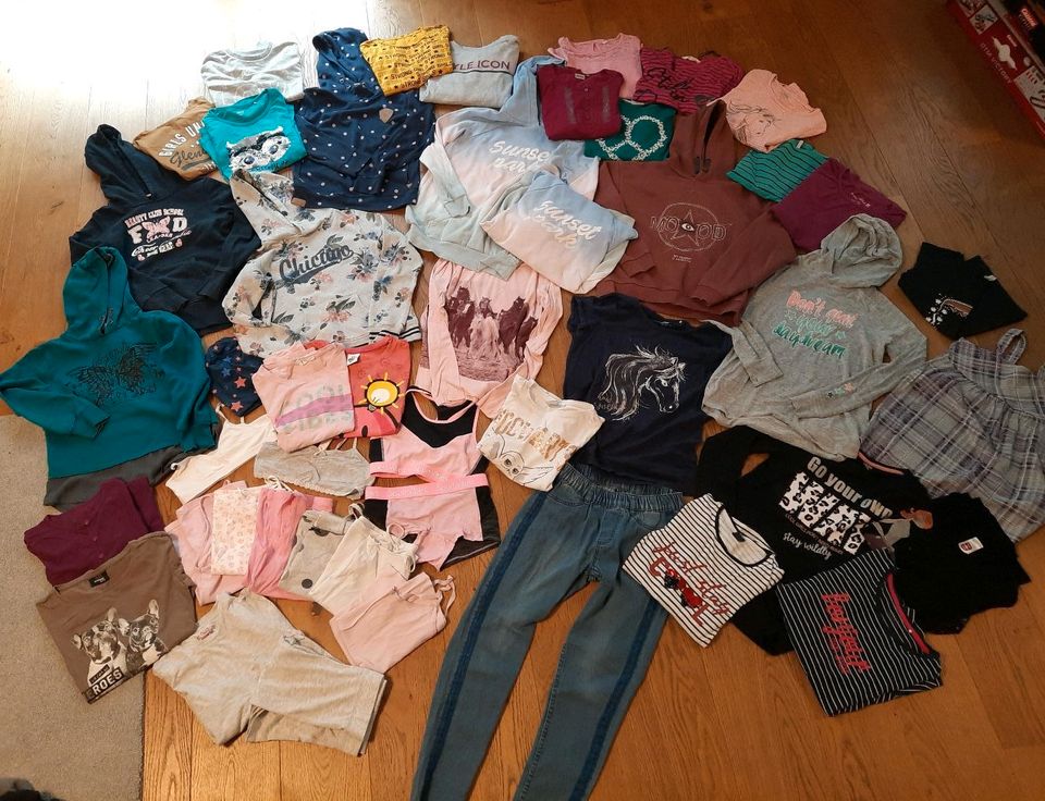 Bekleidungspaket Mädchen 146 152 Pullis Shirts Jeans Unterhemden in Wiggensbach