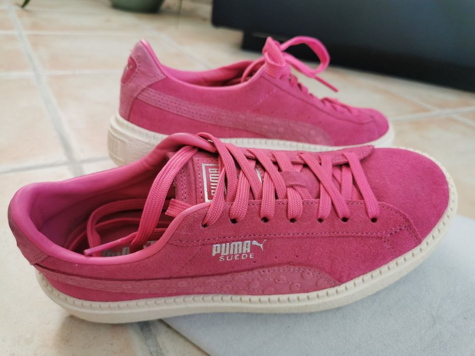 Hot pink deals pumas